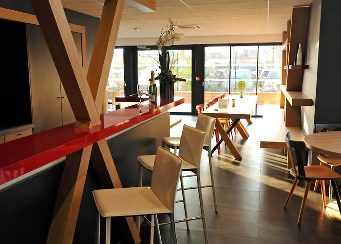 Colmar Hotel Отель